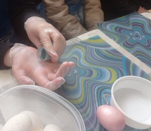 Ідея розмалювати яйця харчовим барвником - від Їнни Мігулі.